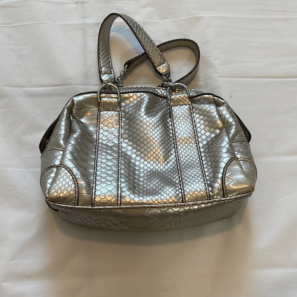 Liz Claiborne women’s bright silver faux crocodile handle bag - Picture 6 of 13